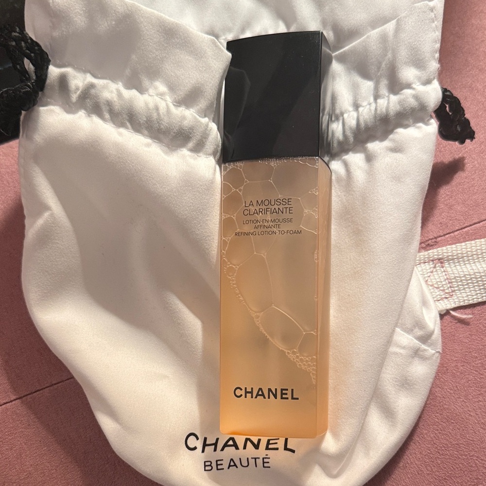 CHANEL La Mousse Clarifiante - Black and Cream